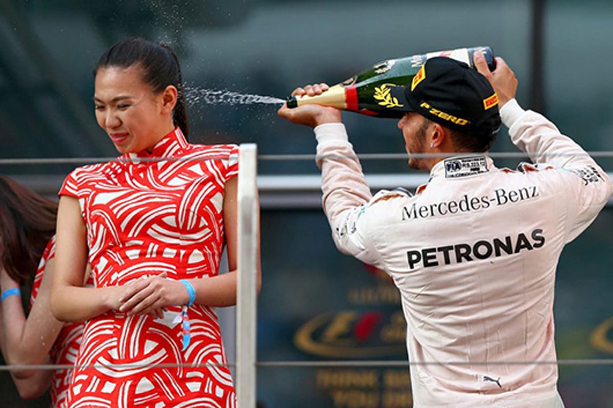 ルイス・ハミルトンにシャンパンをかけられた女性 「気にしてません」