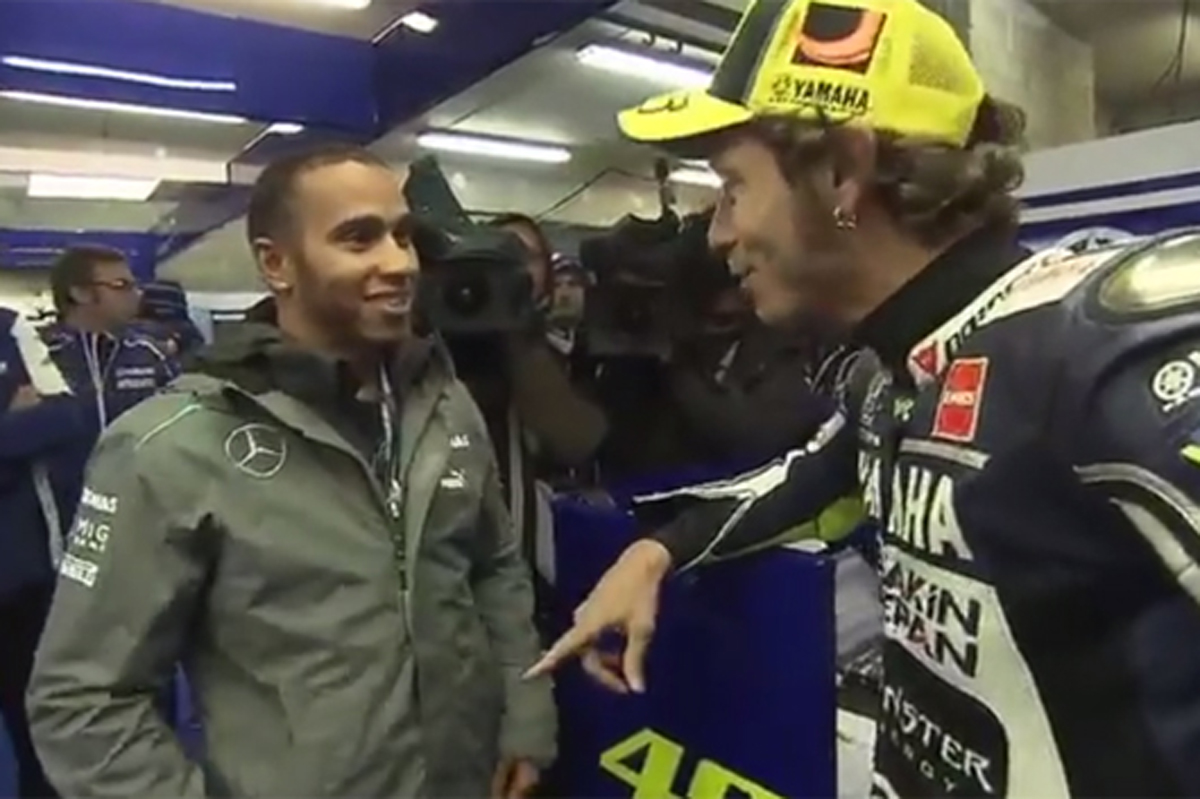 バレンティーン・ロッシ、ルイス・ハミルトンをMotoGPテストに招待