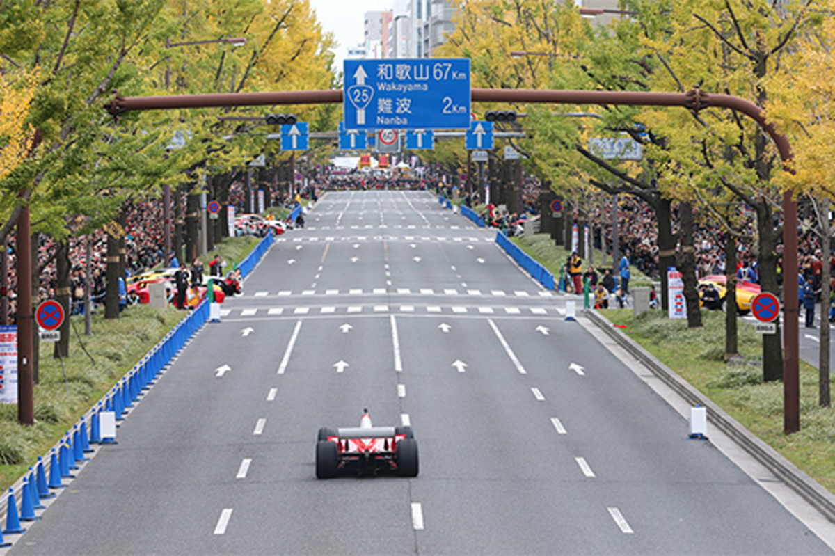【動画】 大阪 御堂筋をフェラーリF1カーが疾走