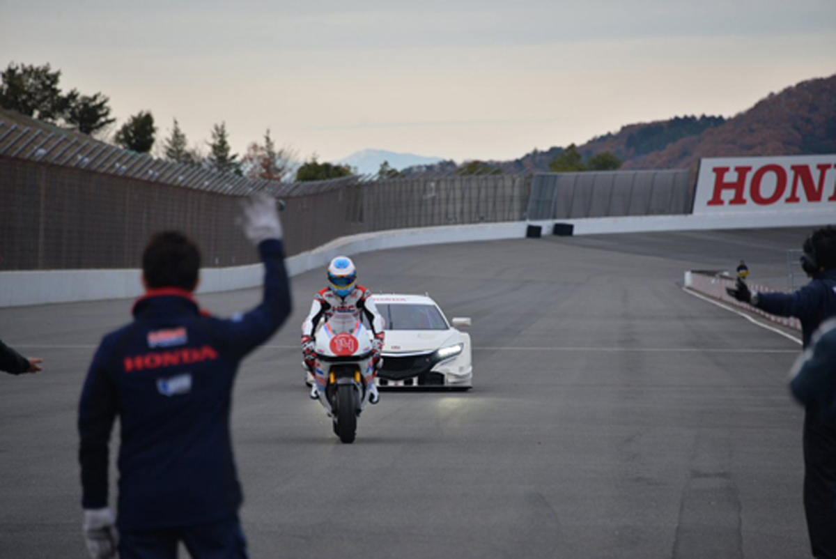 フェルナンド・アロンソ、ホンダのMotoGPマシン RC213Vでデモ走行