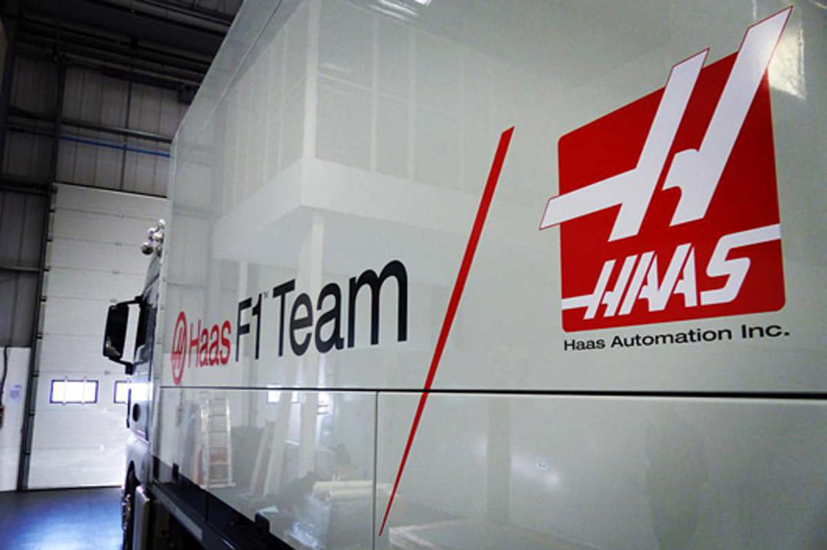 ハース、輸送用トラックのカラーリングを公開