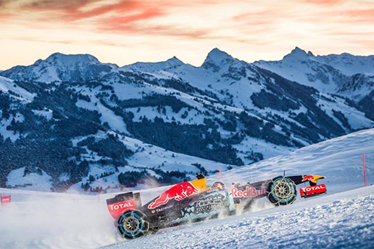 レッドブル、アルプス山脈で雪上F1デモ走行