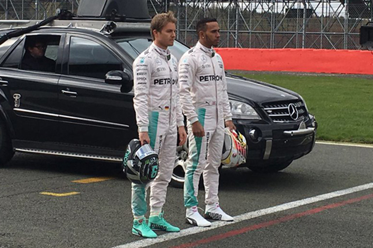 メルセデス、2016年版のF1レーシングスーツを披露