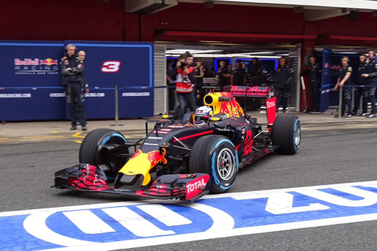 レッドブル、RB12でテストを開始