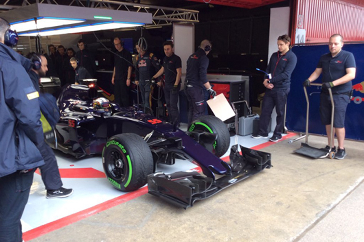 トロ・ロッソ、暫定カラーのSTR11でテストを開始