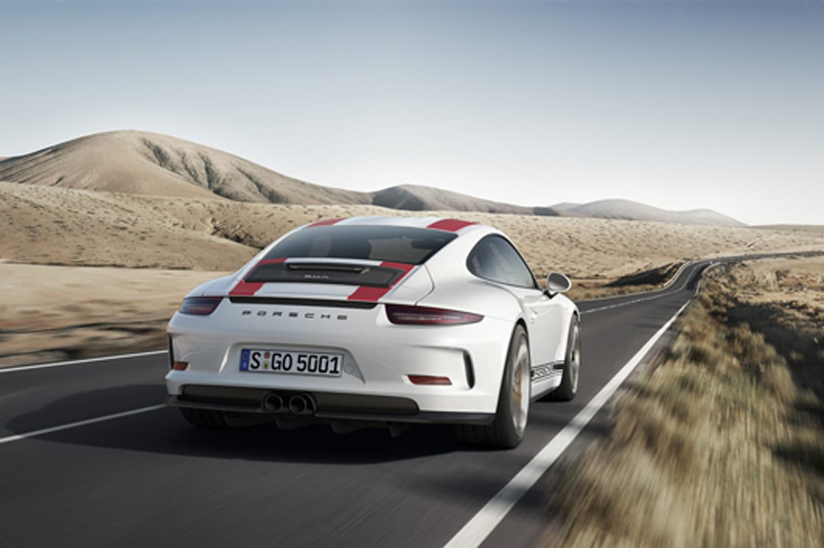 ポルシェ、新型911 Rの予約受注を開始 … 羊の皮をかぶった狼