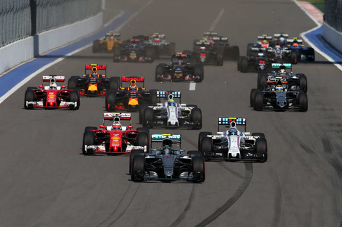 F1ドライバー、オープニングラップのクラッシュについて議論