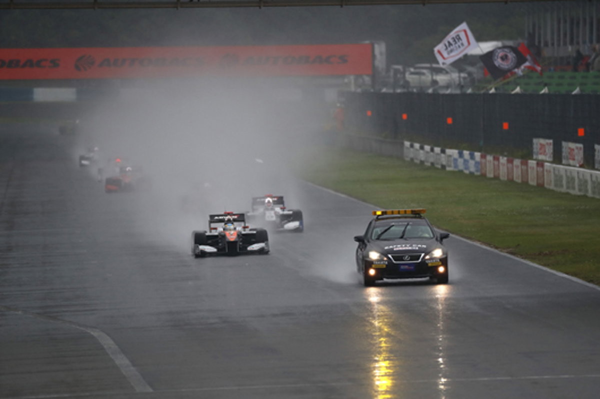 スーパーフォーミュラ 第2戦:雨により8周のセーフティカーランで終了