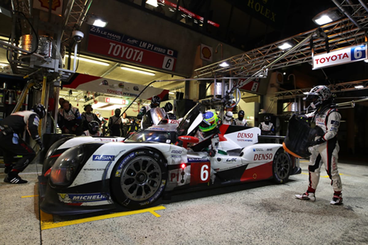 ル・マン24時間:17時間経過…トヨタがワン・ツー体制で最後の7時間へ