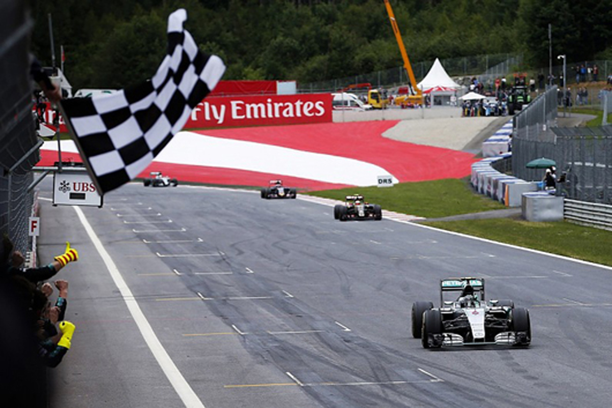 F1オーストリアGP:史上初、ファンがチェッカーフラッグを担当