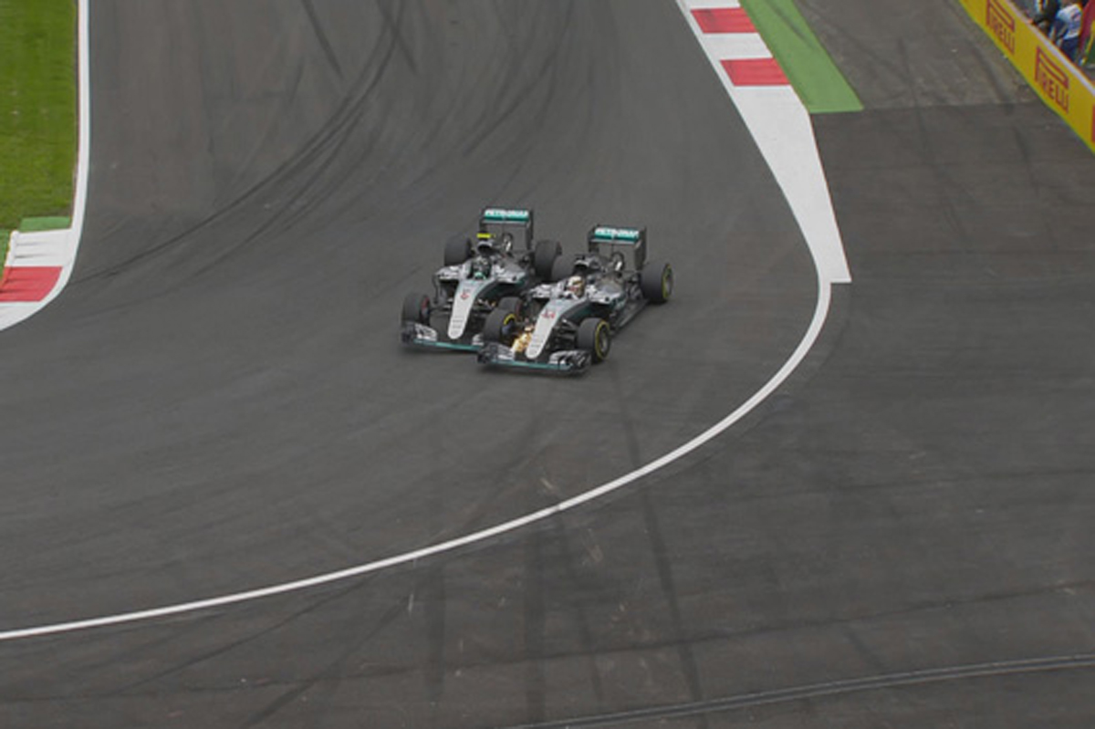 【動画】 メルセデス、最終ラップで同士討ち / F1オーストリアGP