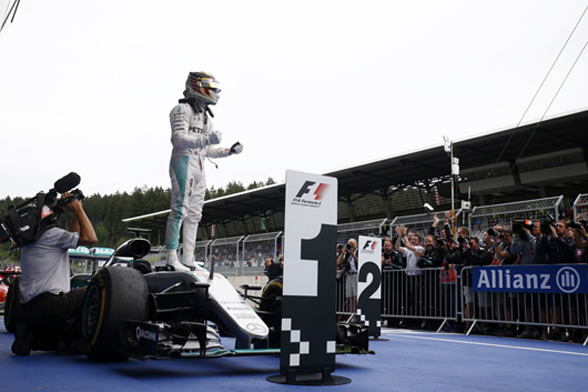 メルセデス:同士討ちの末、ハミルトンが優勝 / F1オーストリアGP