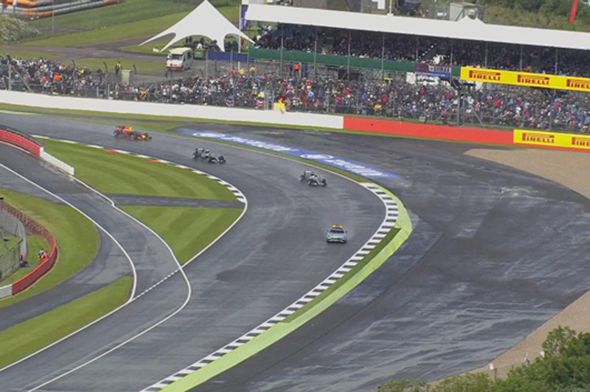 F1イギリスGP：雨のためセーフティカー先導でスタート