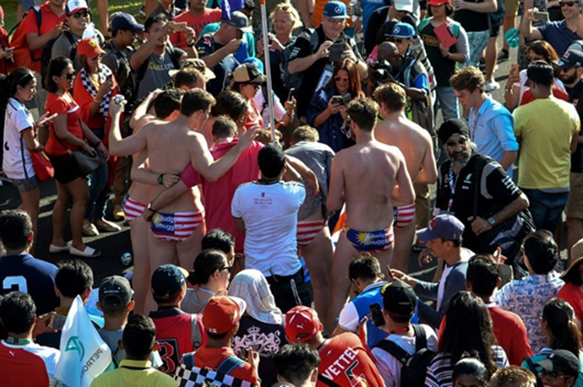 F1マレーシアGP:マレーシア国旗のパンツ一丁姿になったファンを逮捕