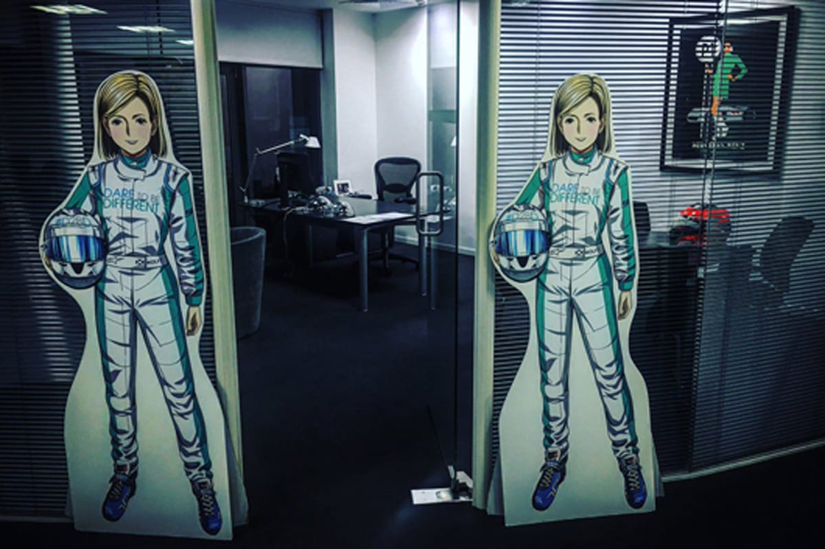 メルセデス、ブラックリーのF1ファクトリーに“GP娘”