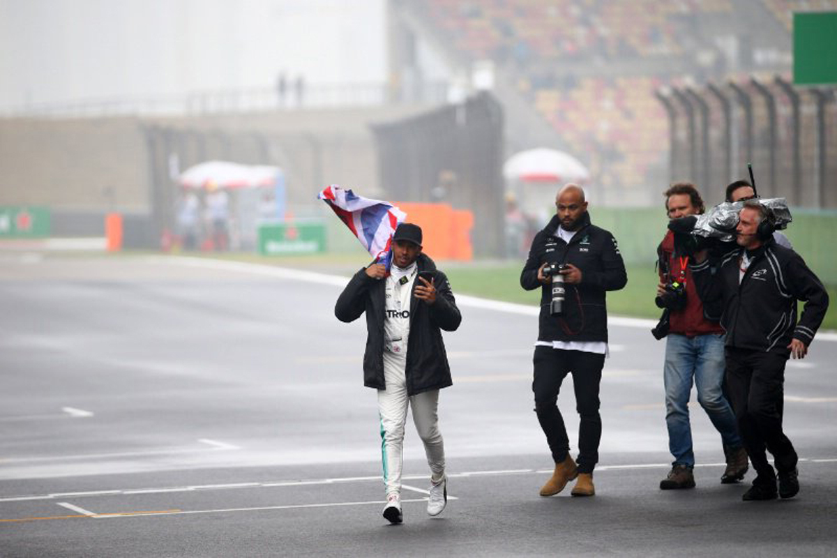 悪天候のF1中国GP、土曜日の決勝レース開催を検討も否決