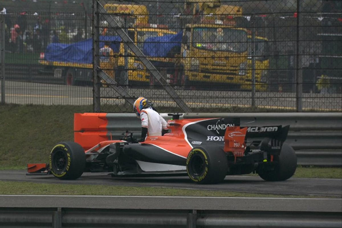 フェルナンド・アロンソ、ドライブシャフトの問題でリタイア / F1中国GP