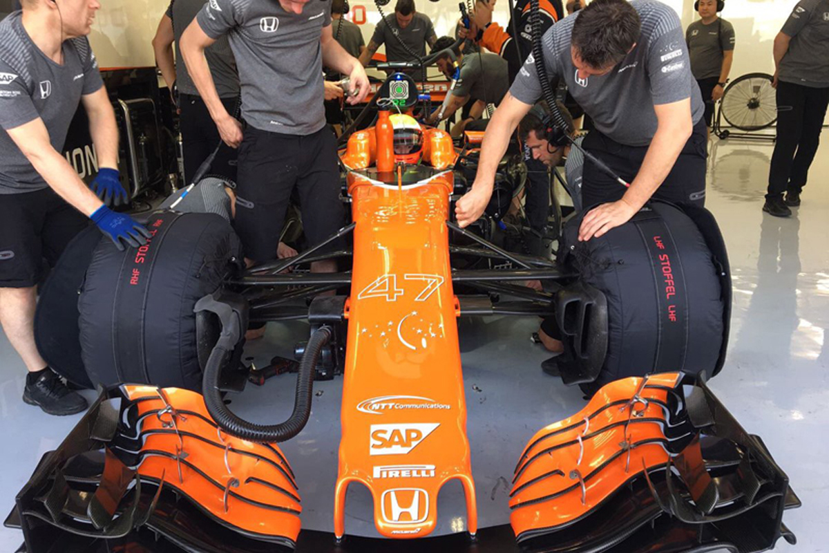 マクラーレン・ホンダ、バーレーンテスト午前はトラブルで走行できず