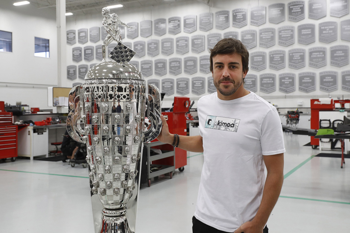 フェルナンド・アロンソ、インディ500の“ボルグワーナートロフィー”に感動