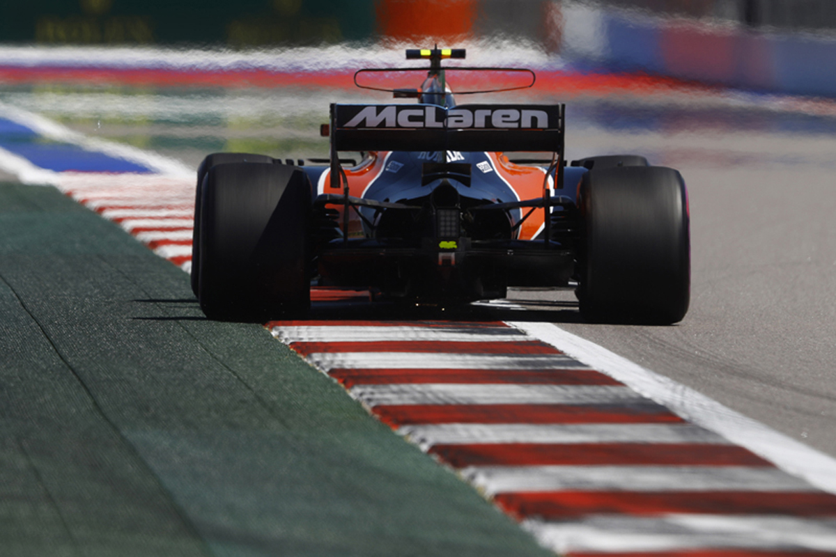 マクラーレンとメルセデス、2018年のF1エンジン契約締結を否定