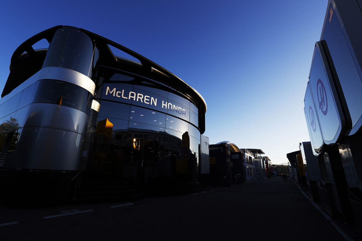 マクラーレン、メルセデスのモーターホームでF1エンジン契約交渉？