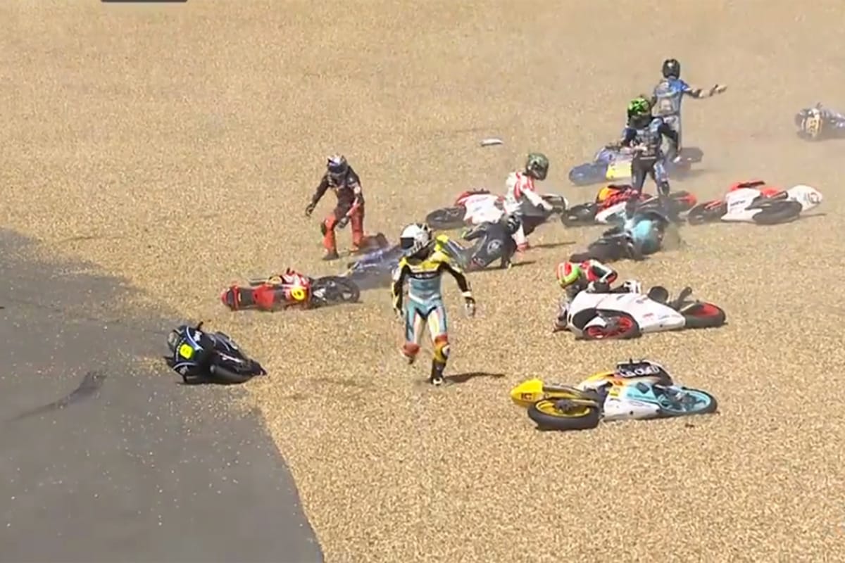 【動画】 Moto3で衝撃的な光景 … 20台が同時に転倒