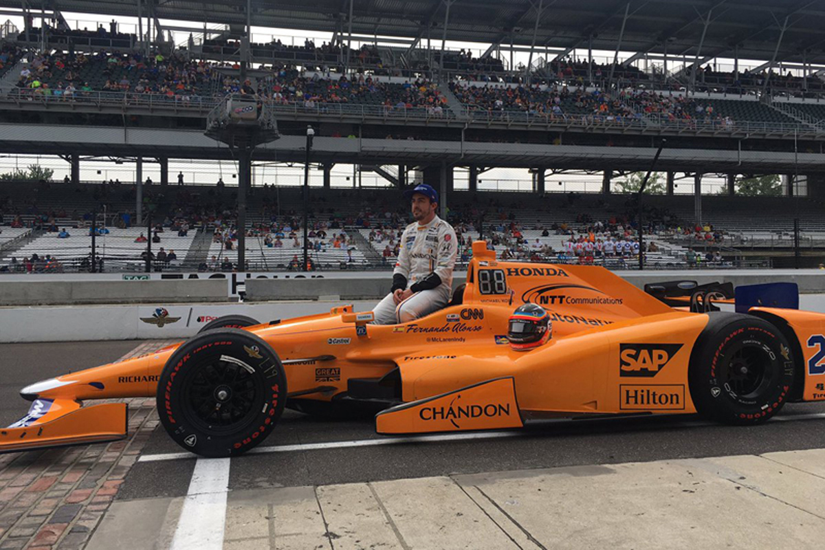 カルロス・サインツ、インディ500参戦のアロンソは“F1ドライバー代表”