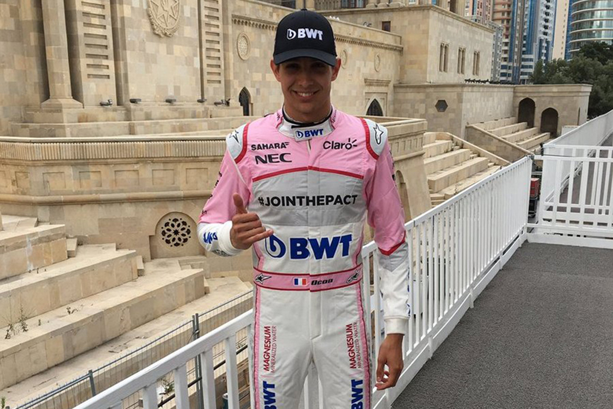 エステバン・オコン、ピンク色の新しいレーシングスーツを披露