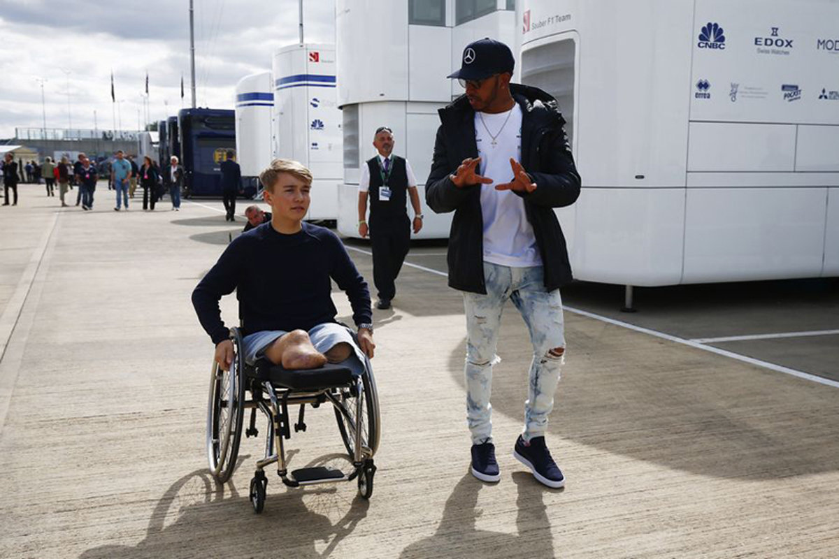 ルイス・ハミルトン、F1イギリスGPにビリー・モンガーを招待