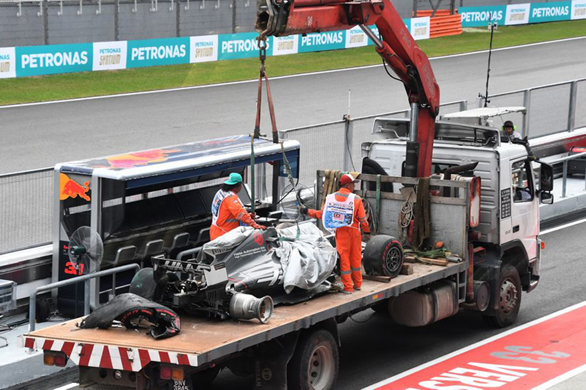 ハースF1チーム、グロージャンの排水溝での事故の損害賠償を要求