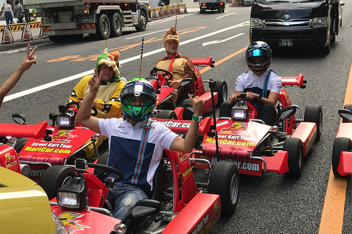 ウィリアムズのマッサ&ストロール、公道マリオカートをエンジョイ