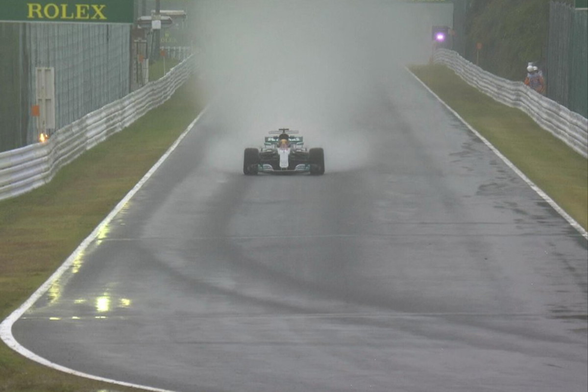 F1日本GP フリー走行2回目:雨のなかルイス・ハミルトンがトップタイム