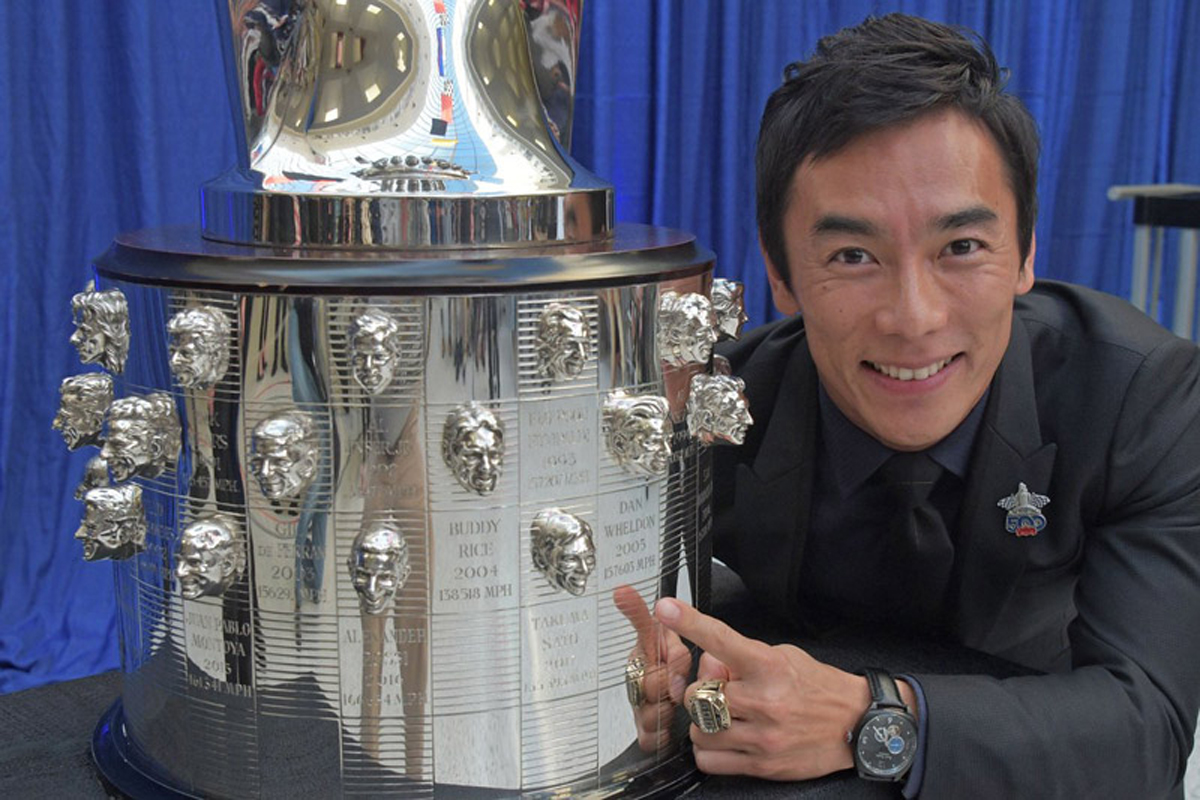 佐藤琢磨、自身の顔が刻まれたボルグワーナートロフィーと対面