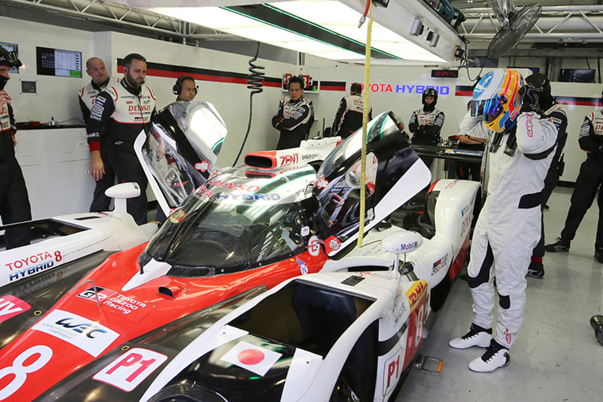 フェルナンド・アロンソ、トヨタ TS050ハイブリッドで初走行