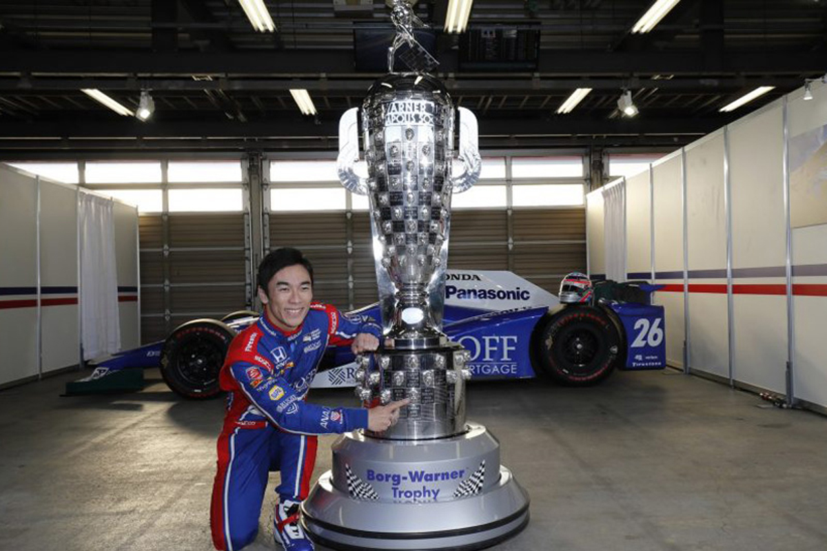 ホンダ、佐藤琢磨のインディ500優勝トロフィーを本社ビルで特別展示