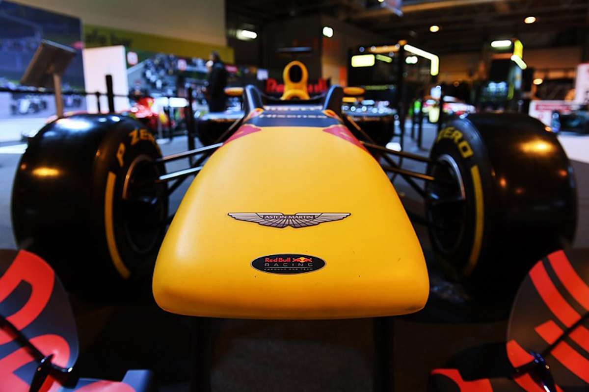 アストンマーティン、2021年F1エンジン案を巡る議論で“板挟み”