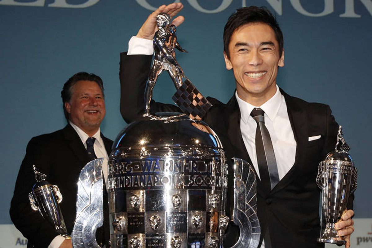 佐藤琢磨、インディ500優勝の“ベビーボルグ”トロフィーを受け取る