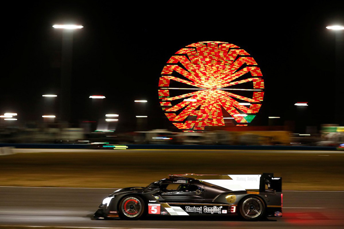 デイトナ24時間レース 16時間経過：キャデラック5号車がトップ