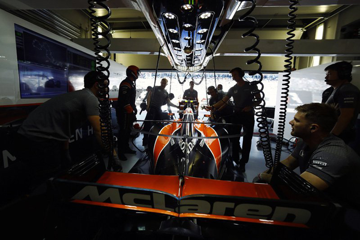 レッドブル 「ホンダはマクラーレンのシャシー仕様で妥協を強いられた」