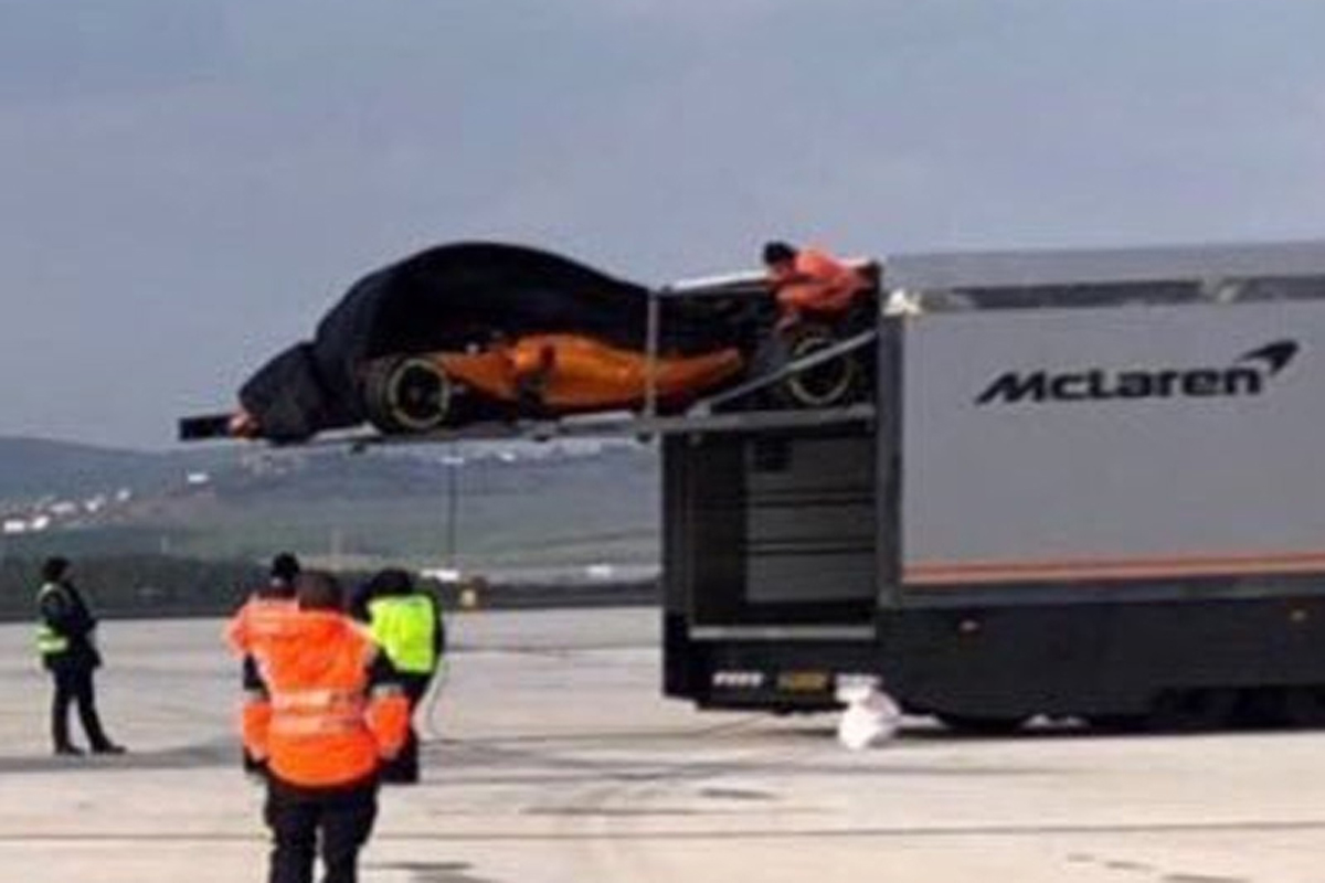 マクラーレン、パパイヤオレンジのMCL33の写真がスクープ！？
