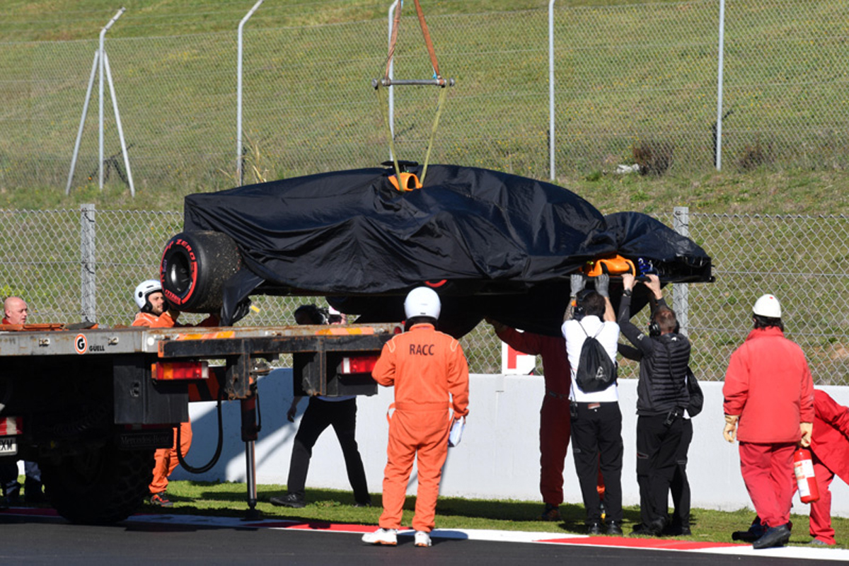 【動画】 マクラーレン、3度目の故障で再び赤旗 / F1合同テスト初日