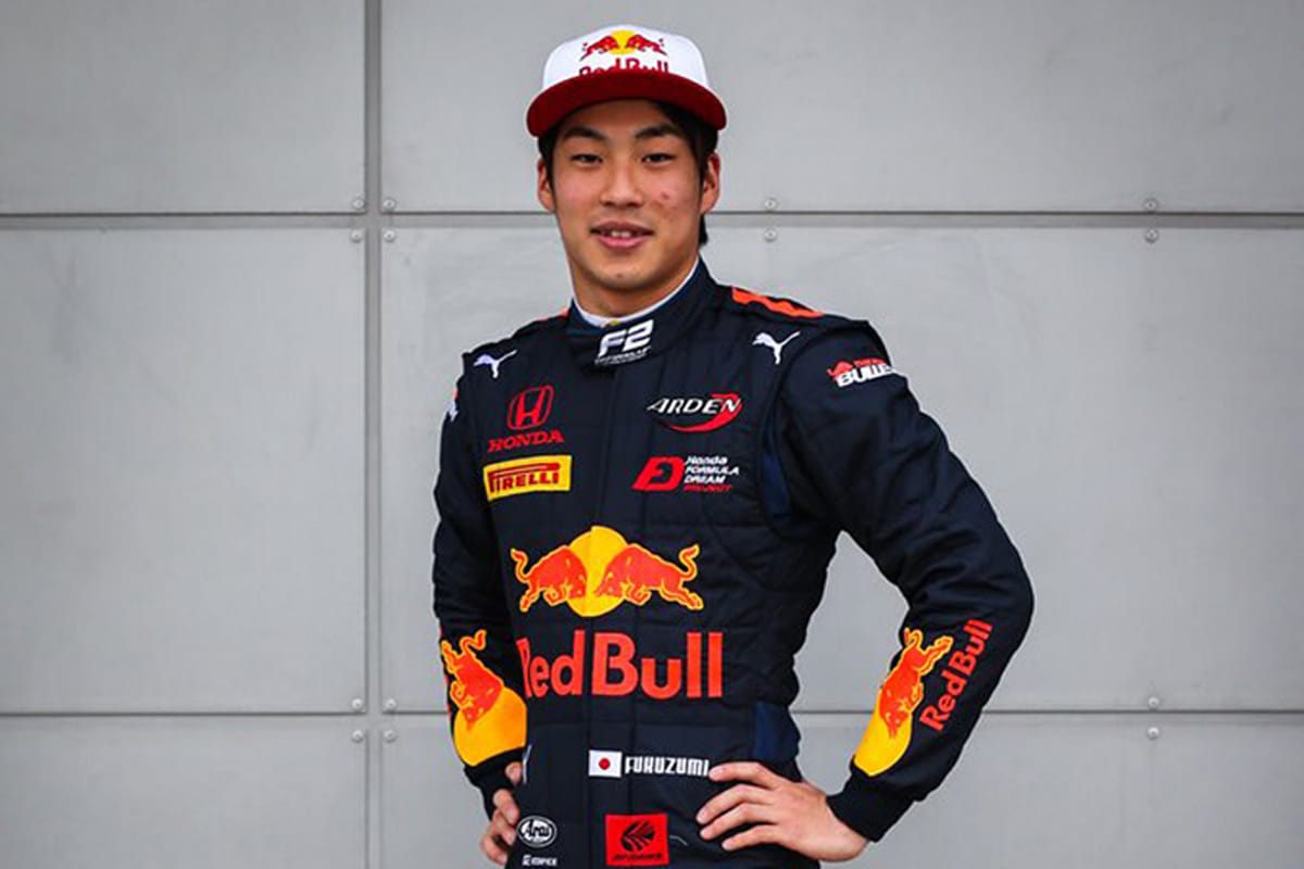【F2】 福住仁嶺、レッドブル仕様のレーシングスーツを披露