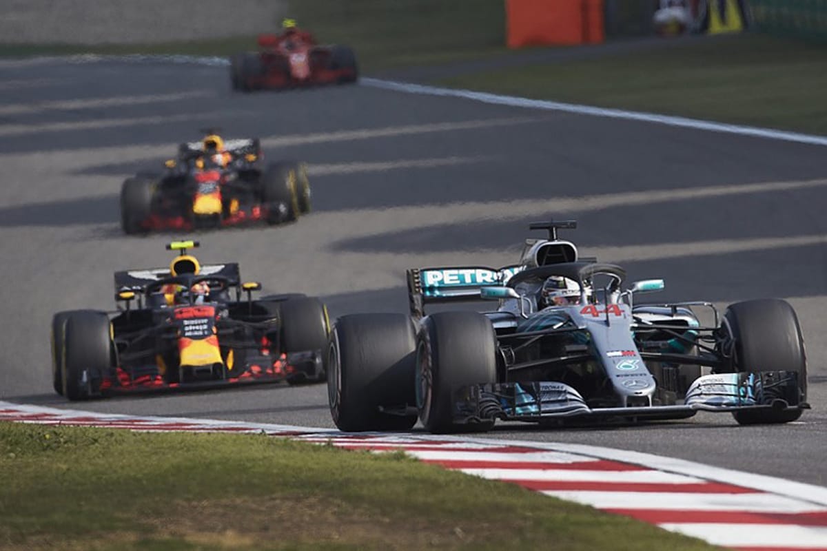 メルセデス、F1中国GPでレッドブルに敗北を喫したピット戦略を説明