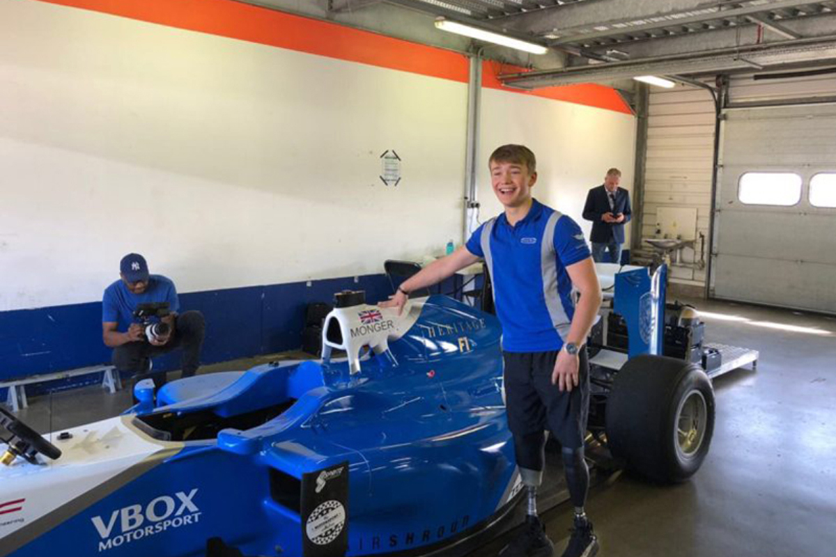 両足切断のビリー・モンガー、F1マシンをテスト