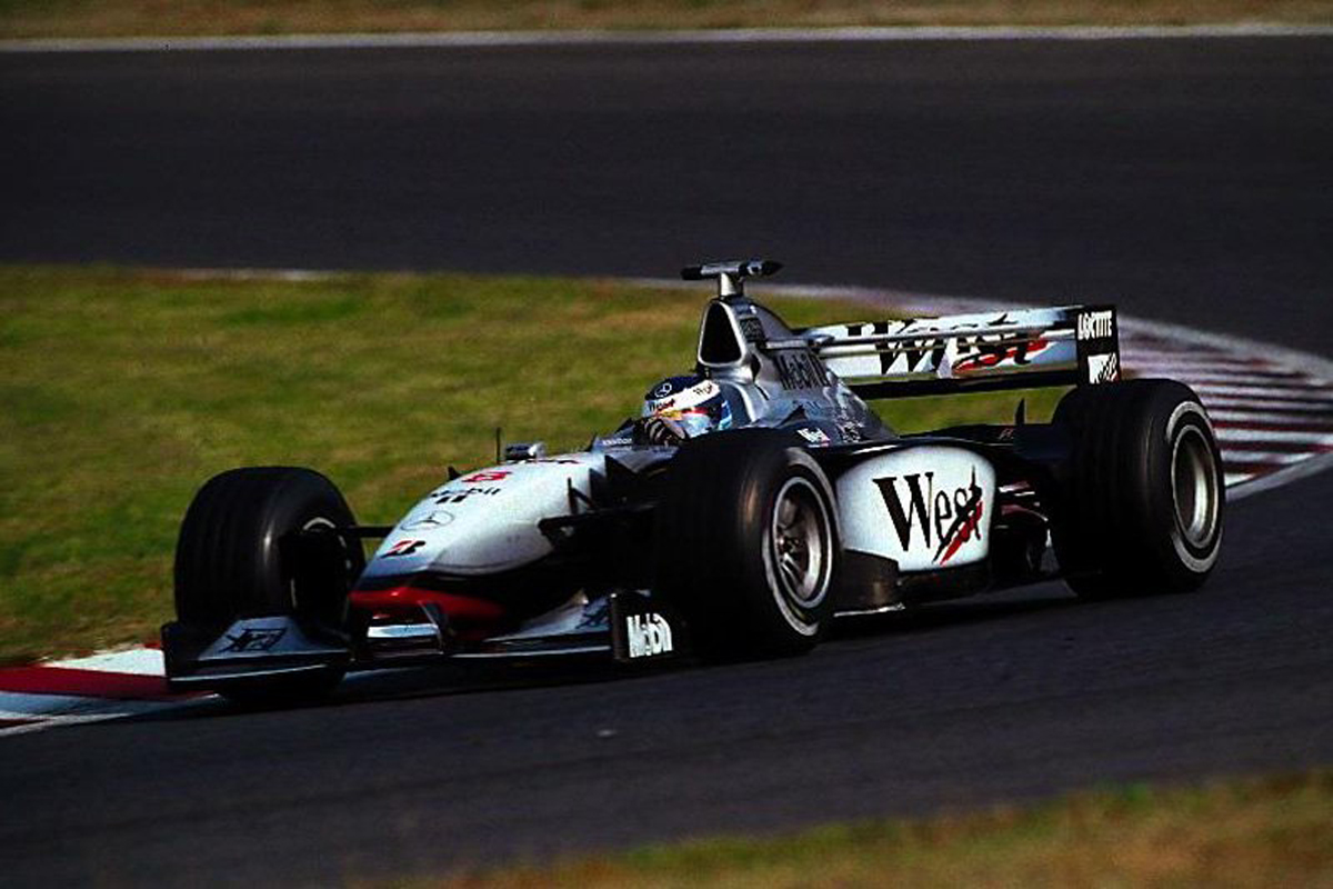 F1日本GP:ミカ・ハッキネンがマクラーレン MP4-13でデモ走行