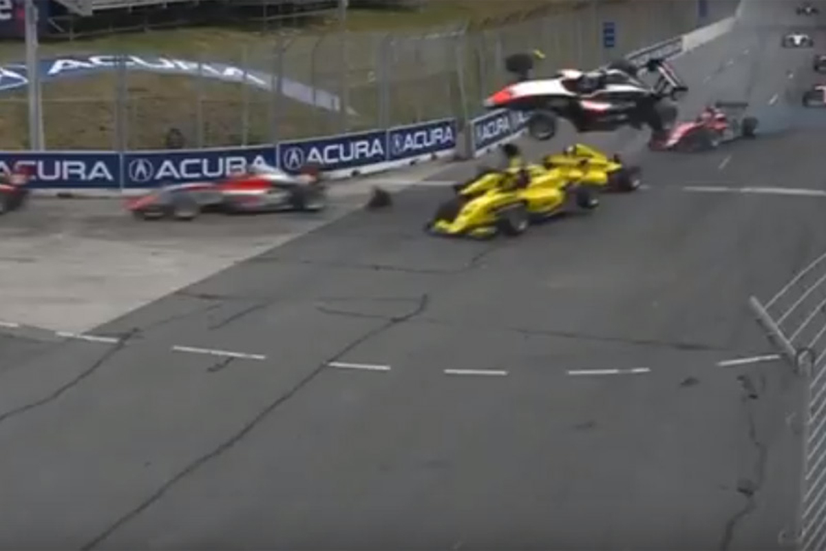 動画 | プロ・マツダのレースでマシンが宙を舞う大クラッシュ