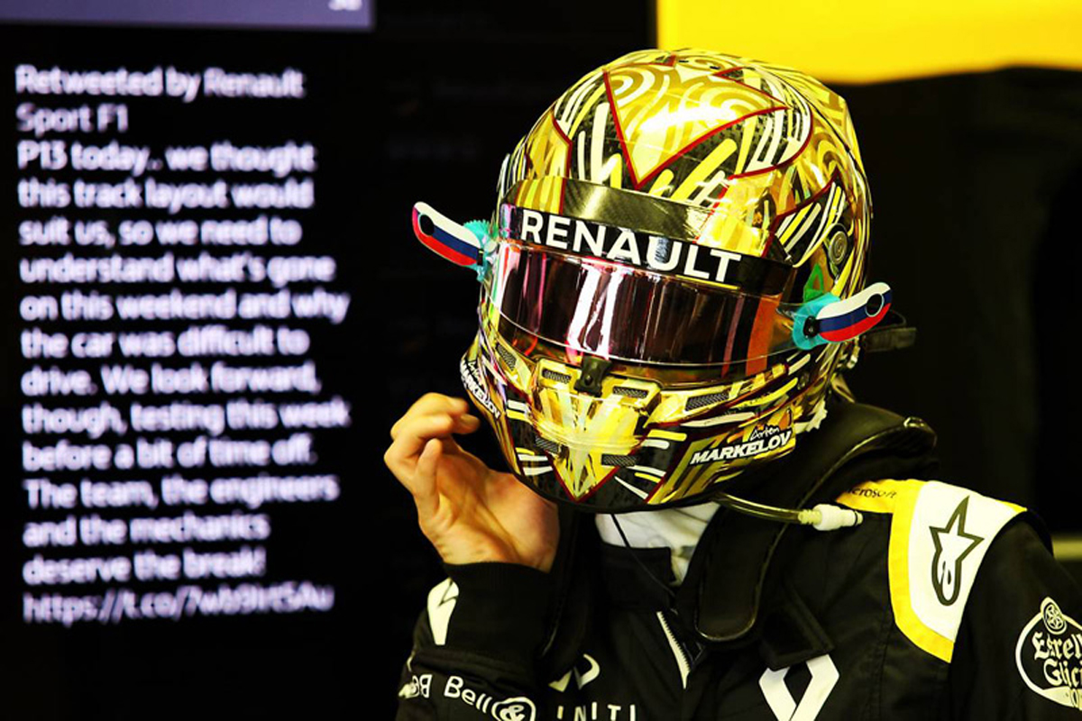 アルテム・マルケロフ、ド派手なヘルメットで初公式F1テストに挑む