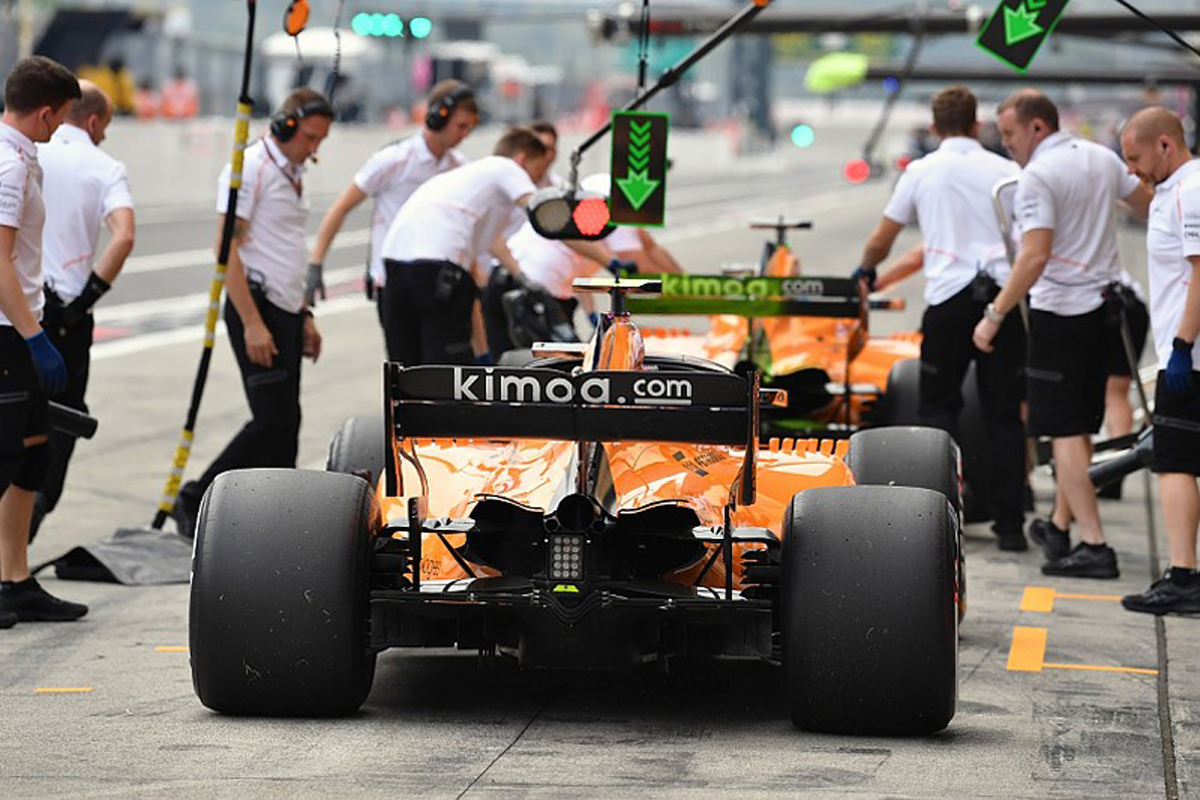 ルノーとマクラーレン、エンジンオイル到着の遅れで早朝作業
