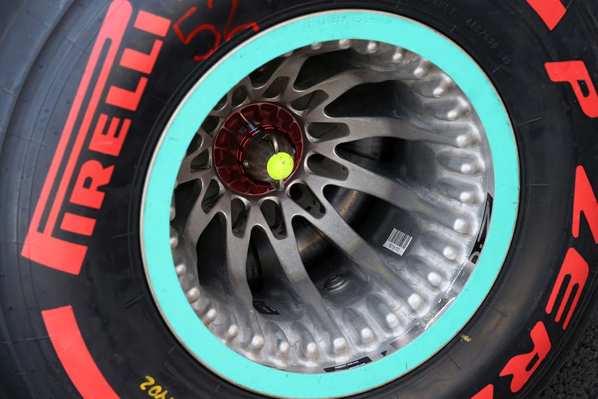 F1 | メルセデス、新型リアホイールの“穴”問題は収束せず