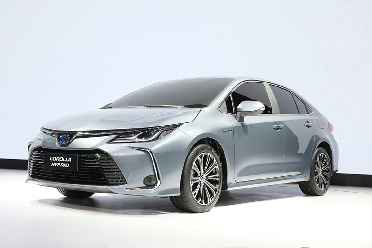 トヨタ、新型カローラシリーズのセダンを世界初披露